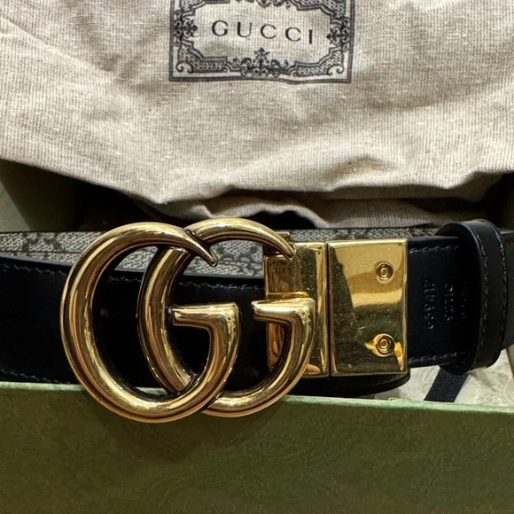 Gucci Reversible Black Leather Belt with Gold Buckle - Picture 2 of 4